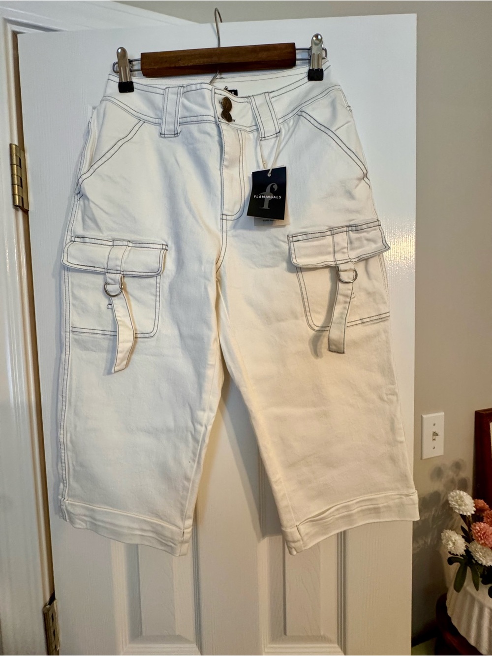 Women’s White Cargo Bermuda Shorts with Utility Pockets